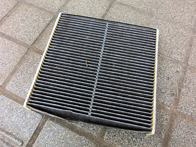 HONDA FIT RS GE8 5MT TYPE R エアコンフィルターの交換 - BLITZ ハイブリッド エアコンフィルター6