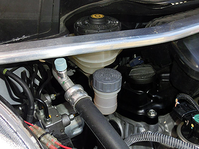 HONDA FIT RS GE8 5MT TYPE R クラッチフルードの交換 - WAKOS ブレーキフルード DOT4 4