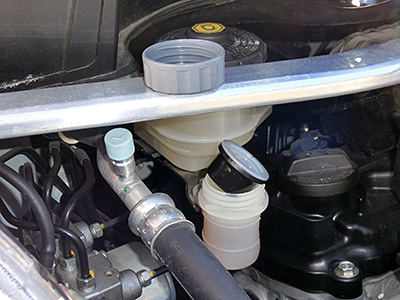 HONDA FIT RS GE8 5MT TYPE R クラッチフルードの交換 - WAKOS ブレーキフルード DOT4 9